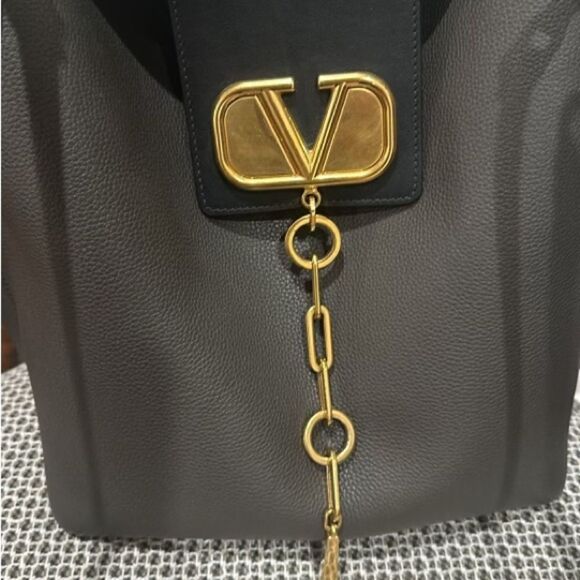 VALENTINO GARAVANI
V-Logo Dark Gray Grained Leather Medium Hobo Bag - Picture 5 of 9